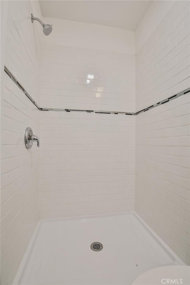 343 E 98th St, Los Angeles, CA 90003 - full bath with a shower stall