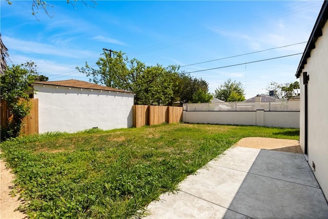6916 Etiwanda Ave, Reseda, CA 91335 - view of yard featuring a patio area