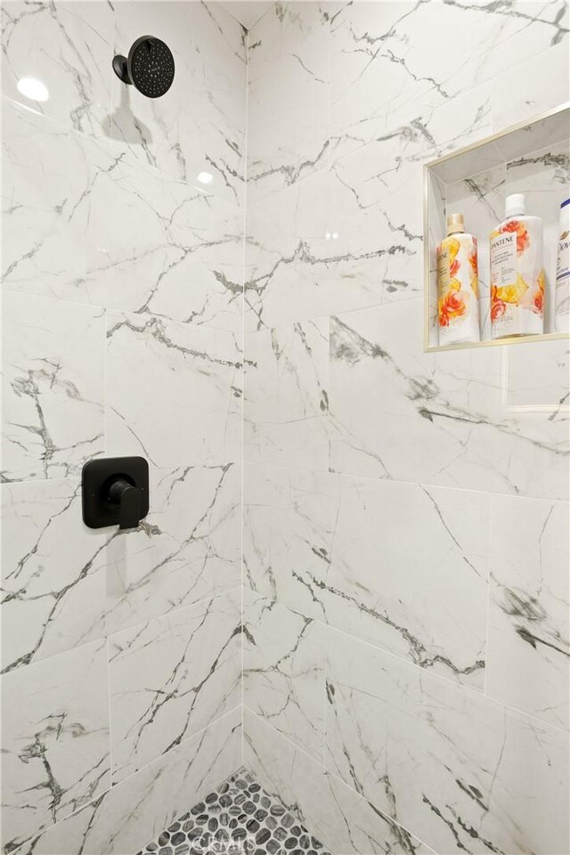 6916 Etiwanda Ave, Reseda, CA 91335 - bathroom with a tile shower