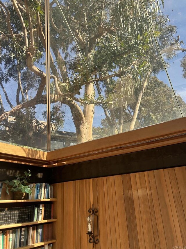 2029 Balboa Ave, Del Mar, CA 92014 - detailed view of wood walls