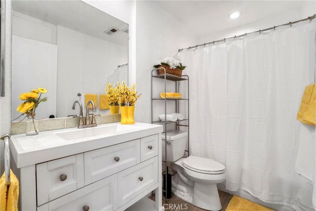 full bath featuring toilet, vanity, a shower with shower curtain, and recessed lighting