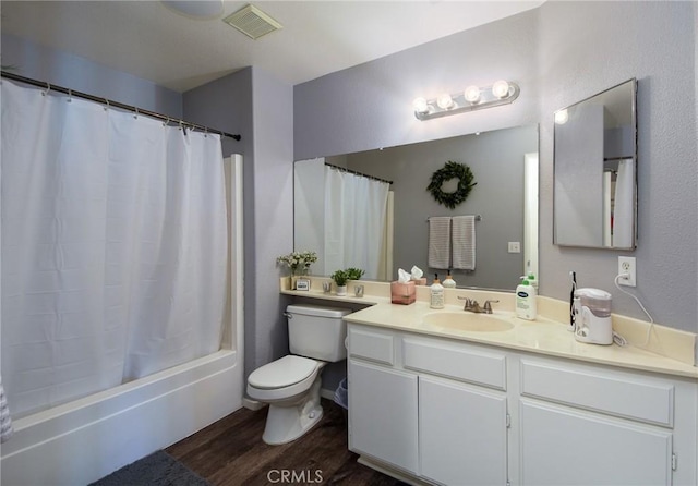 1065 Sycamore Ln, San Jacinto, CA 92582 - bathroom featuring wood finished floors, vanity, shower / tub combo, and toilet
