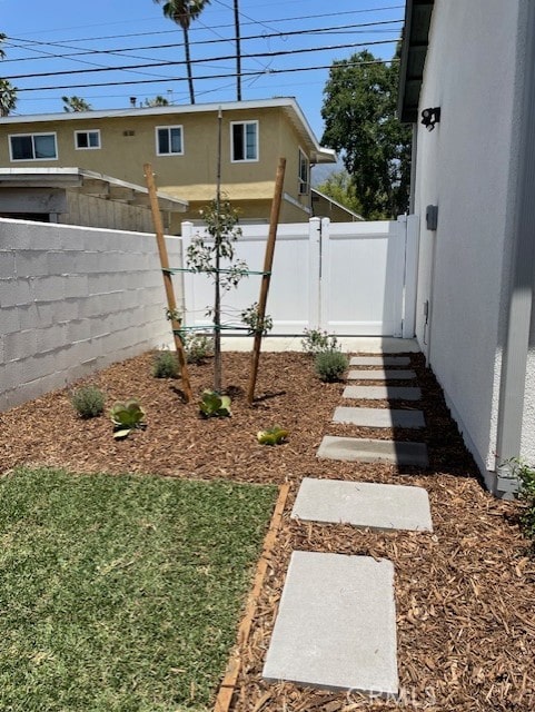 617 E Walnut Ave, Monrovia, CA 91016 - view of yard