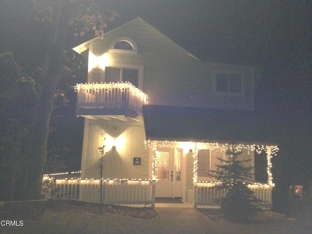 385 Spruce Dr, Lake Arrowhead, CA 92352 - view of front of home with a balcony
