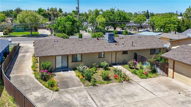 442 R St, Merced, CA 95341 - view of front facade featuring a shingled roof and a residential view