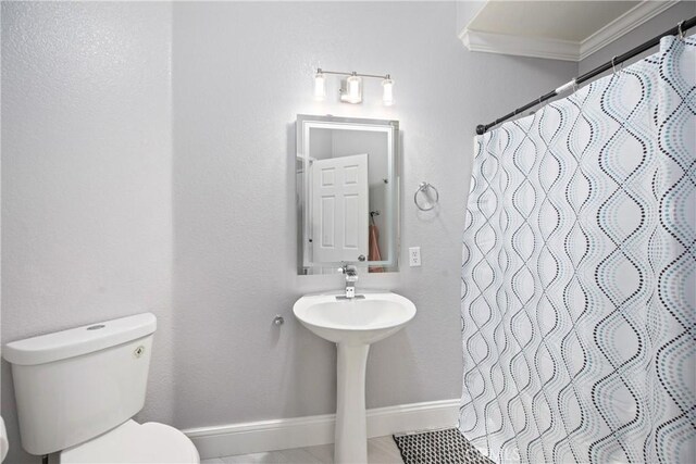 2 Corte Lateuza, Lake Elsinore, CA 92532 - bathroom with ornamental molding, baseboards, toilet, and curtained shower