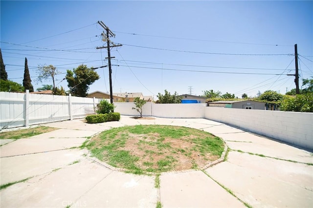 1336 W 118th St, Los Angeles, CA 90044 - fenced backyard with a patio