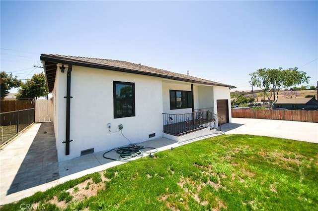 1336 W 118th St, Los Angeles, CA 90044 - back of house with stucco siding and a patio
