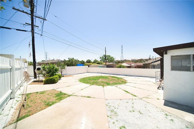 1336 W 118th St, Los Angeles, CA 90044 - fenced backyard with a patio area