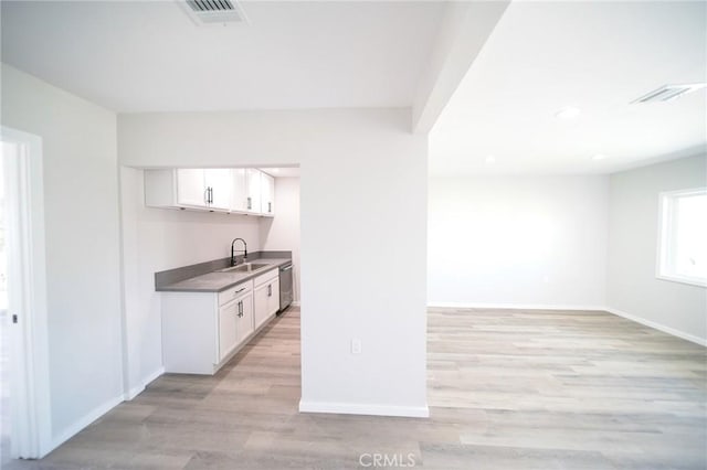 1336 W 118th St, Los Angeles, CA 90044 - bar area with a sink, baseboards, light wood-style floors, dishwasher, and recessed lighting
