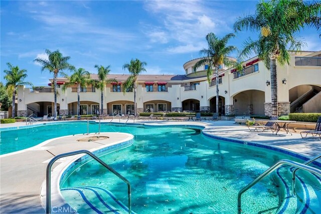 986 Coriander Dr Unit 304, Hemet, CA 92545 - community pool with a patio area