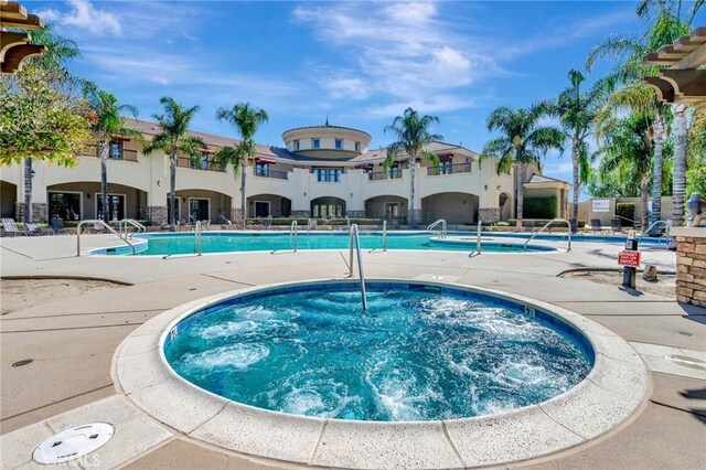 986 Coriander Dr Unit 304, Hemet, CA 92545 - community pool with a community hot tub and a patio area