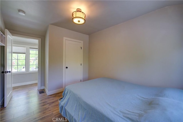 810 Meinecke Ave, San Luis Obispo, CA 93405 - bedroom with wood finished floors and a closet