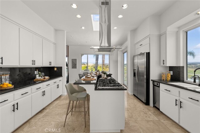 4462 Fallsbrae Rd, Fallbrook, CA 92028 - kitchen featuring stainless steel appliances, a sink, a kitchen island, recessed lighting, and backsplash
