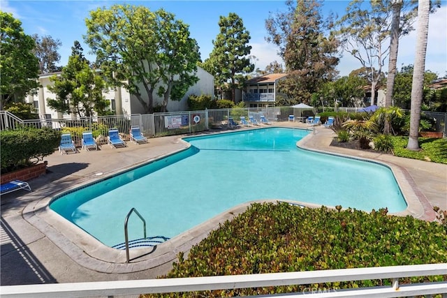 810 Camino Real Unit 104, Redondo Beach, CA 90277 - community pool with a patio area