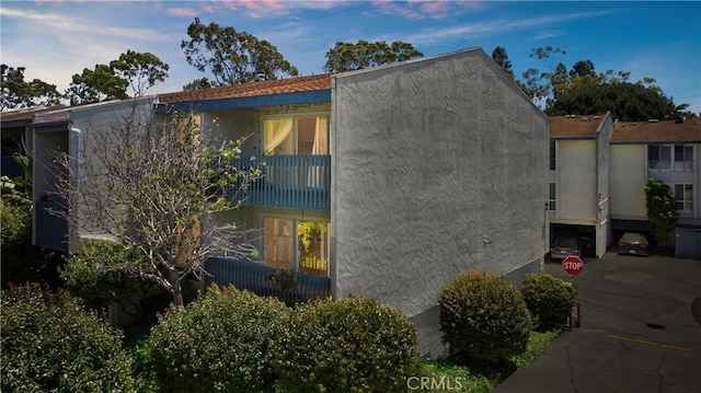 810 Camino Real Unit 104, Redondo Beach, CA 90277 - view of side of property featuring a balcony and stucco siding