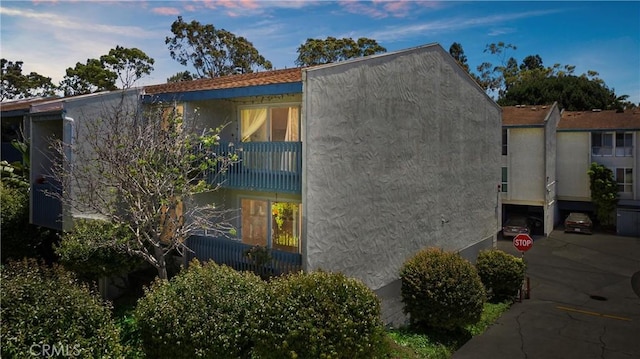 810 Camino Real Unit 104, Redondo Beach, CA 90277 - view of property exterior with a balcony and stucco siding