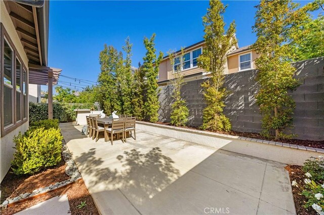 10 Veraz Rd, Rancho Mission Viejo, CA 92694 - view of patio / terrace with outdoor dining area and a fenced backyard