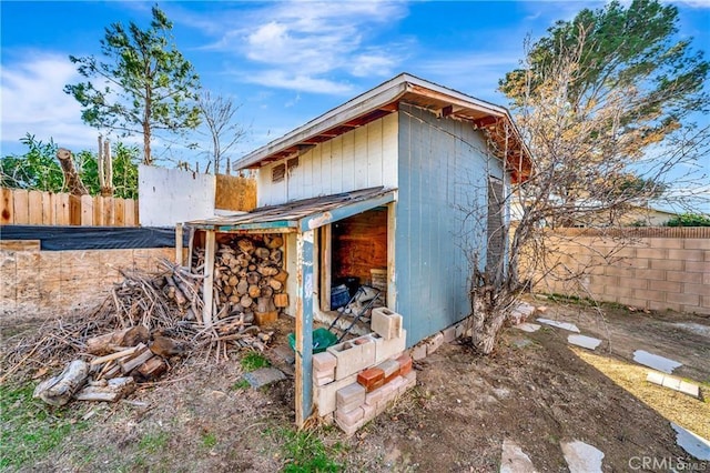 5306 W W Ave M4, Lancaster, CA 93536 - view of outdoor structure featuring fence and an outbuilding