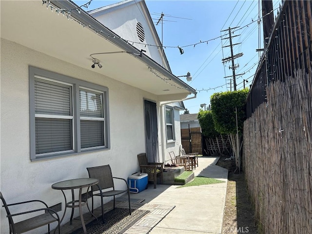 1375-1377 S Cochran Ave Unit 2, Los Angeles, CA 90019 - view of patio with fence