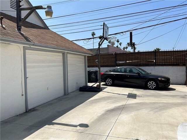 1375-1377 S Cochran Ave Unit 2, Los Angeles, CA 90019 - garage featuring fence