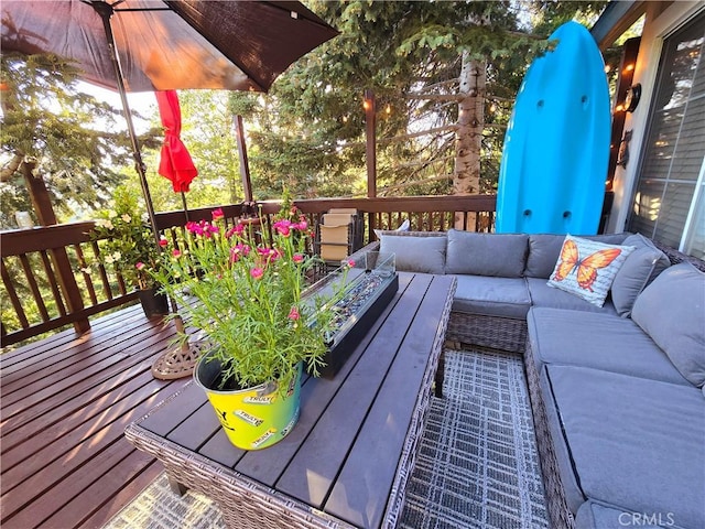 678 Buckingham Sq, Lake Arrowhead, CA 92352 - deck with an outdoor living space