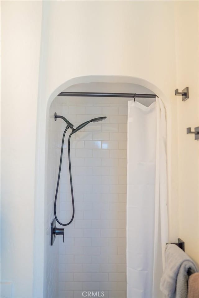 895 W 23rd St, Upland, CA 91784 - bathroom view of a tile shower and arched walkways