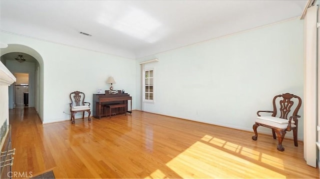 1511 Coolidge Ave, Pasadena, CA 91104 - sitting room featuring light wood finished floors and arched walkways