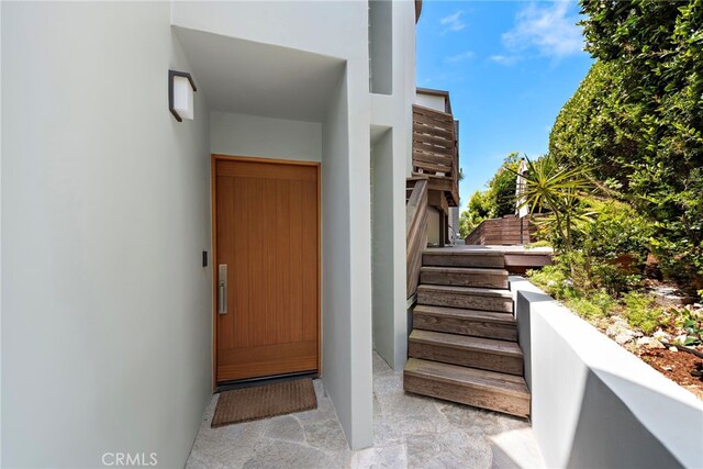 property entrance featuring stucco siding