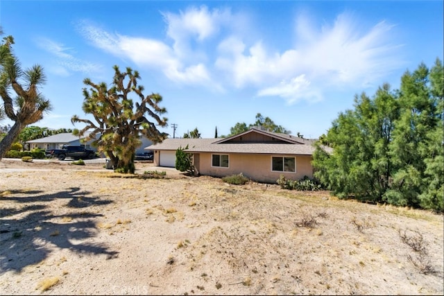 56620 Hidden Gold Dr, Yucca Valley, CA 92284 - view of front facade with a garage