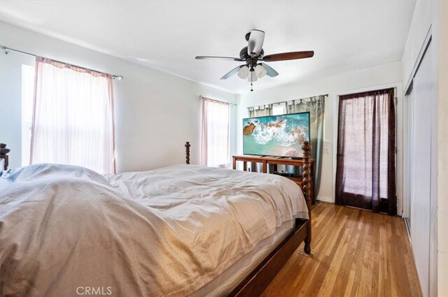 bedroom featuring light wood-style floors and ceiling fan