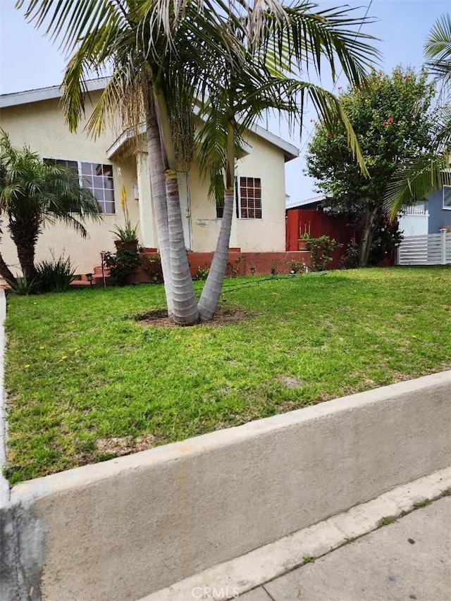 1009 Walnut St, Inglewood, CA 90301 - view of front of property featuring stucco siding and a front yard