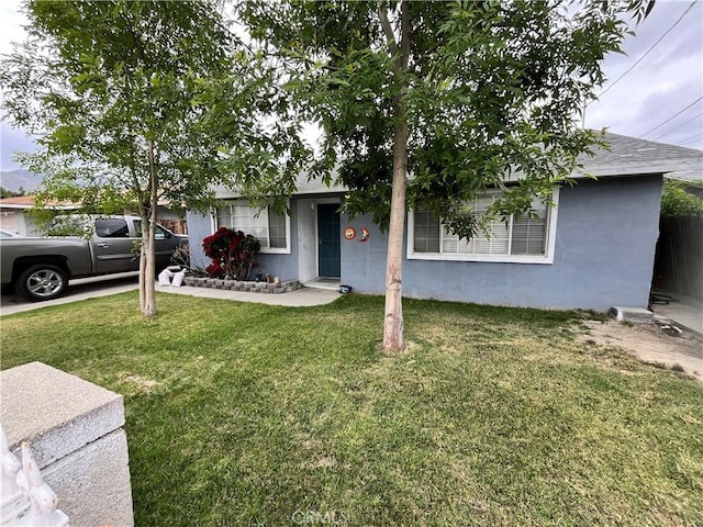 615 S Hewitt St, San Jacinto, CA 92583 - view of front facade featuring a front yard and stucco siding