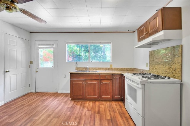 771 Woodland Rd, Crestline, CA 92325 - kitchen with white gas stove, a sink, light wood-type flooring, and ceiling fan