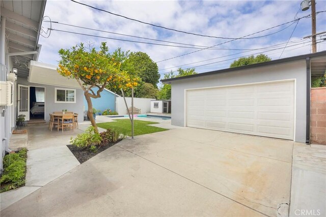 2829 Albury Ave, Long Beach, CA 90815 - detached garage with fence