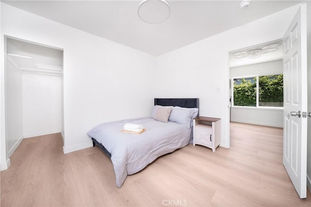 10091011 W Myrtle St, Santa Ana, CA 92703 - bedroom featuring light wood-type flooring and baseboards