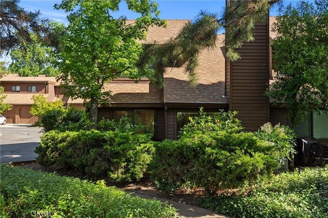 2912 Pennyroyal Dr, Chico, CA 95928 - view of side of home with a shingled roof