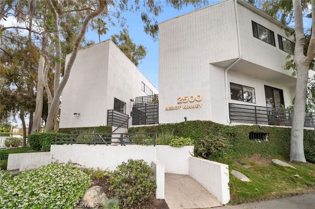 2500 Abbot Kinney Blvd Unit 9, Venice, CA 90291 - view of home's exterior featuring fence