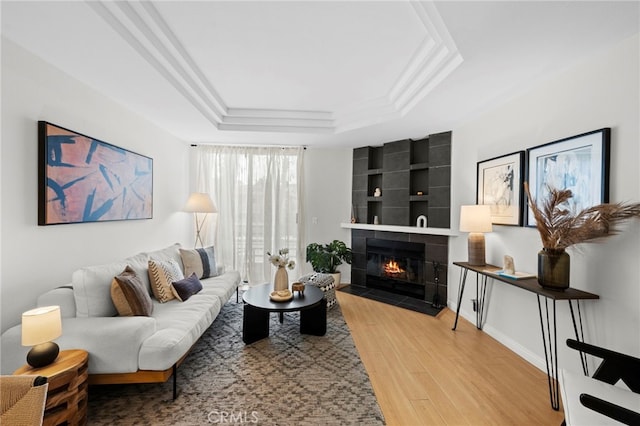 2500 Abbot Kinney Blvd Unit 9, Venice, CA 90291 - living area featuring wood finished floors, a raised ceiling, and a fireplace