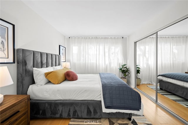 2500 Abbot Kinney Blvd Unit 9, Venice, CA 90291 - bedroom with light wood-style flooring and a closet