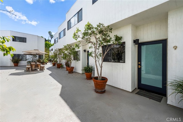 2500 Abbot Kinney Blvd Unit 9, Venice, CA 90291 - property entrance featuring a patio area and outdoor dining area
