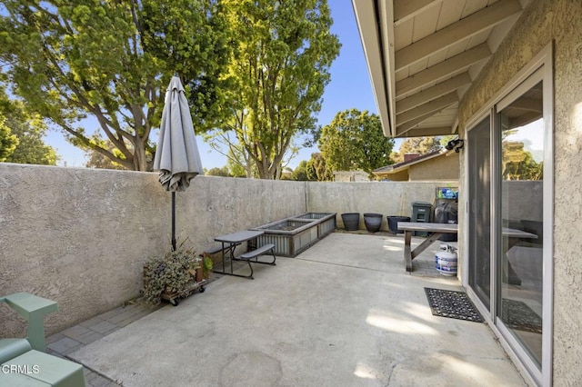 825 Murdoch Ln, Ventura, CA 93003 - fenced backyard featuring a patio area