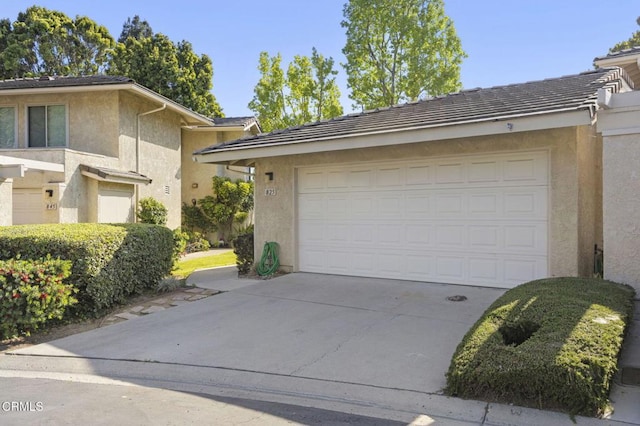 825 Murdoch Ln, Ventura, CA 93003 - garage with driveway