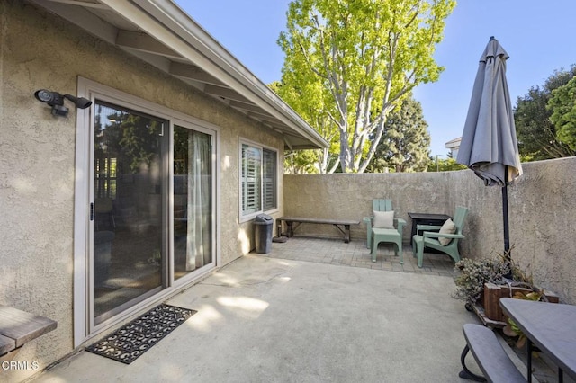 825 Murdoch Ln, Ventura, CA 93003 - fenced backyard featuring a patio area