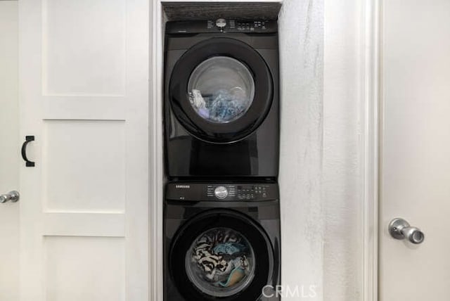23391 La Crescenta Unit 270C, Mission Viejo, CA 92691 - laundry area with stacked washing machine and dryer