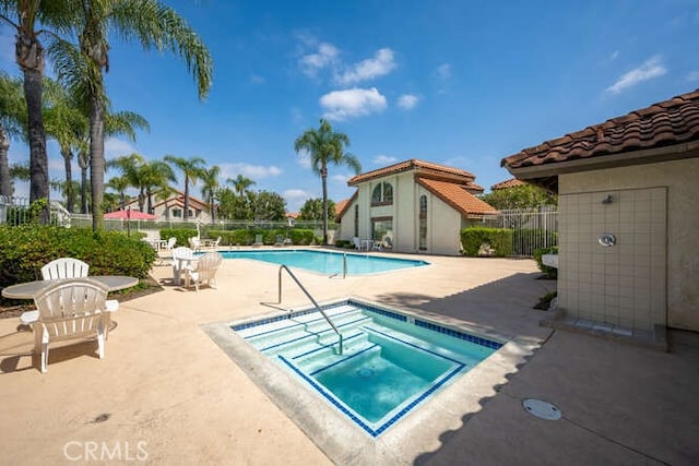 23391 La Crescenta Unit 270C, Mission Viejo, CA 92691 - community pool with a community hot tub, fence, and a patio area