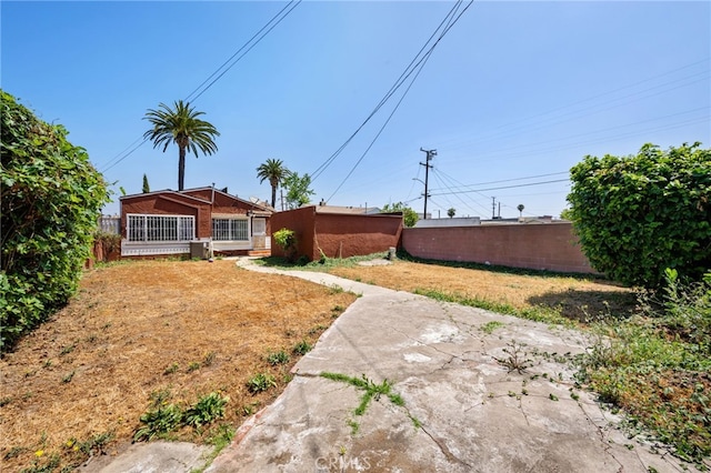 1022 W 101st St, Los Angeles, CA 90044 - view of yard