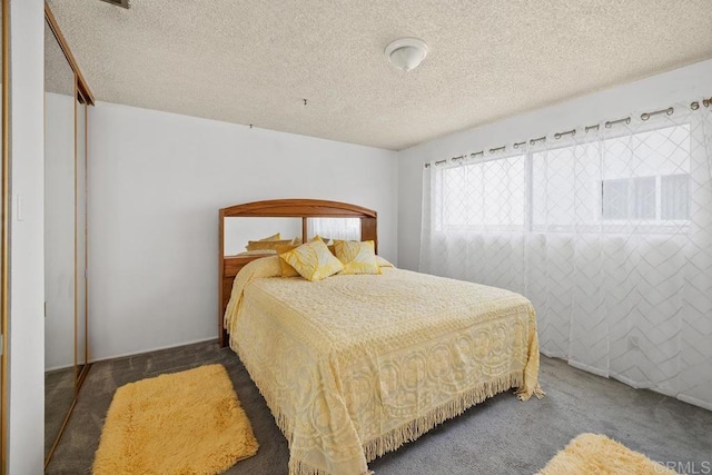 bedroom featuring carpet flooring and a textured ceiling