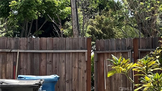 gate featuring fence