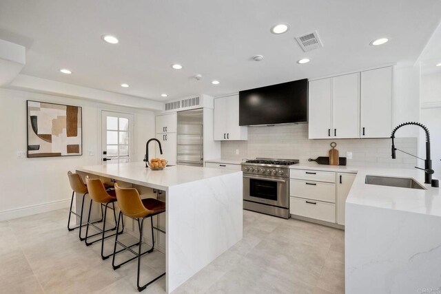 6039 Calle Camposeco, Rancho Santa Fe, CA 92067 - kitchen with high quality appliances, a sink, tasteful backsplash, a kitchen bar, and recessed lighting
